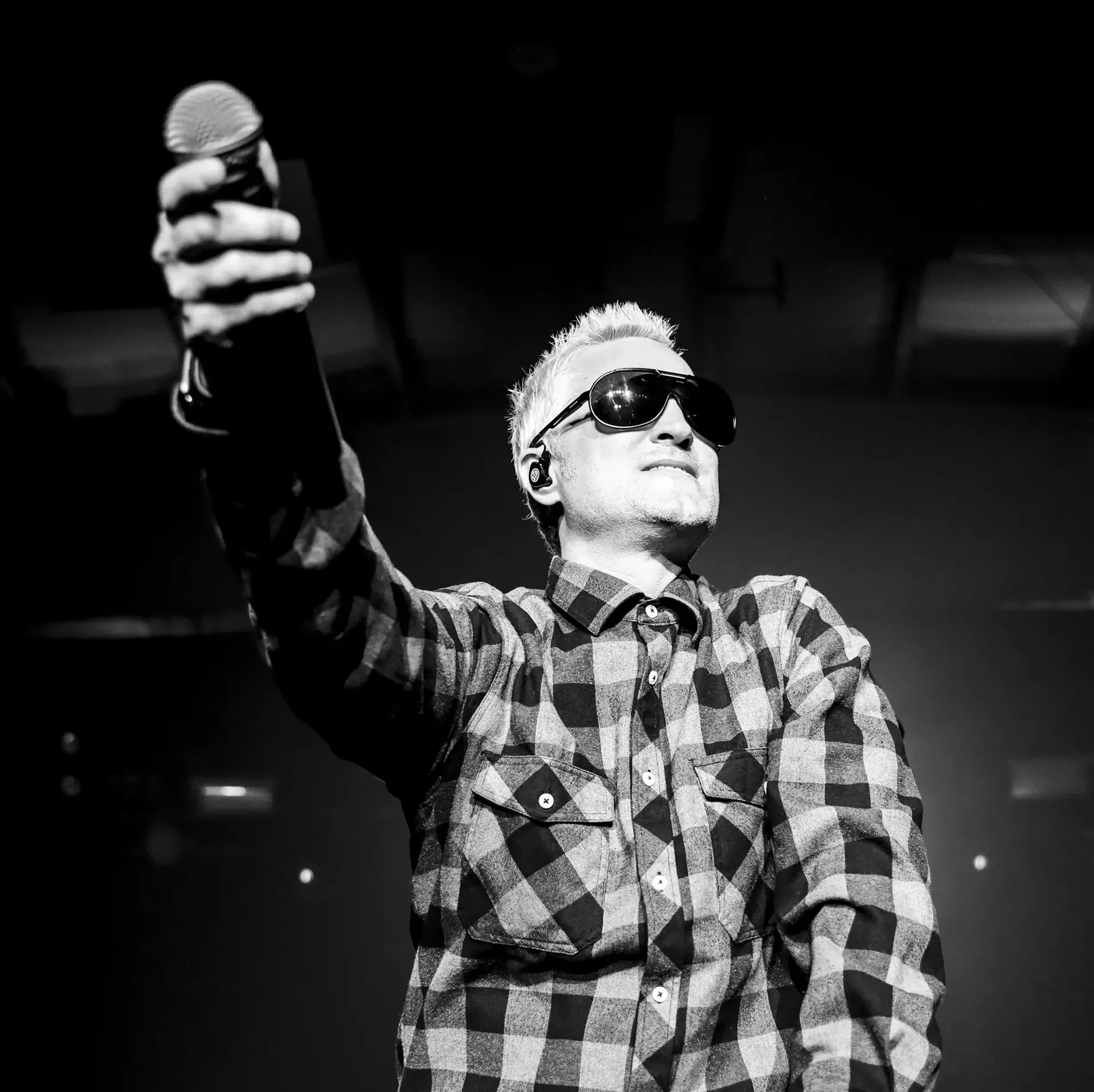 Stone Temple Pilots singer holding out the mic in black and white